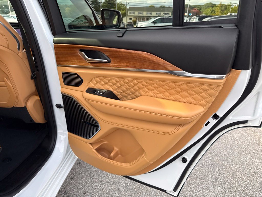 Certified 2025 Jeep Grand Cherokee Summit AWD/4WD image 28