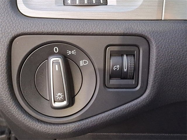 Used 2016 Volkswagen Golf S image 23