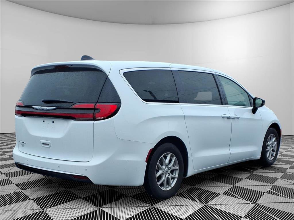 Used 2024 Chrysler Pacifica Touring-L image 8