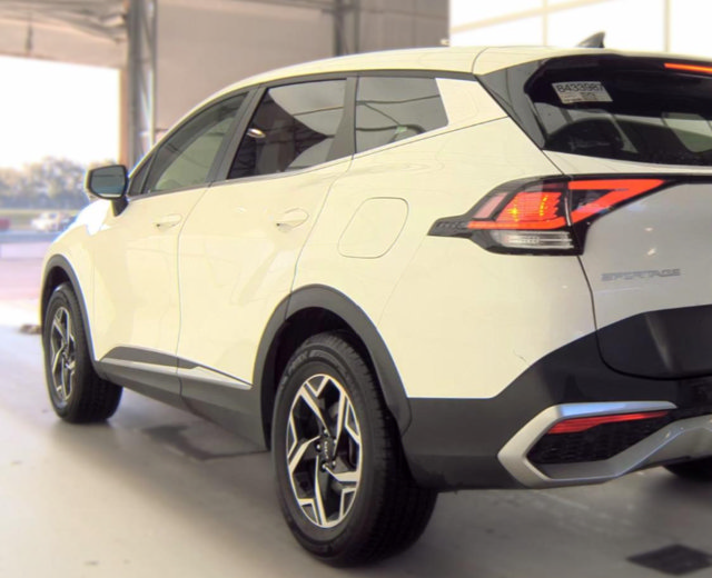 Used 2024 Kia Sportage LX AWD/4WD image 5
