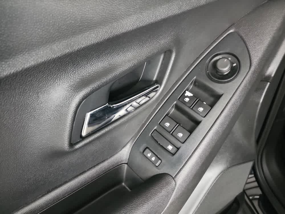 Used 2020 Chevrolet Trax LS w/ Tint and Cruise Package FWD image 18