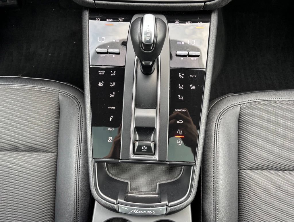 Certified 2023 Porsche Macan AWD/4WD image 28