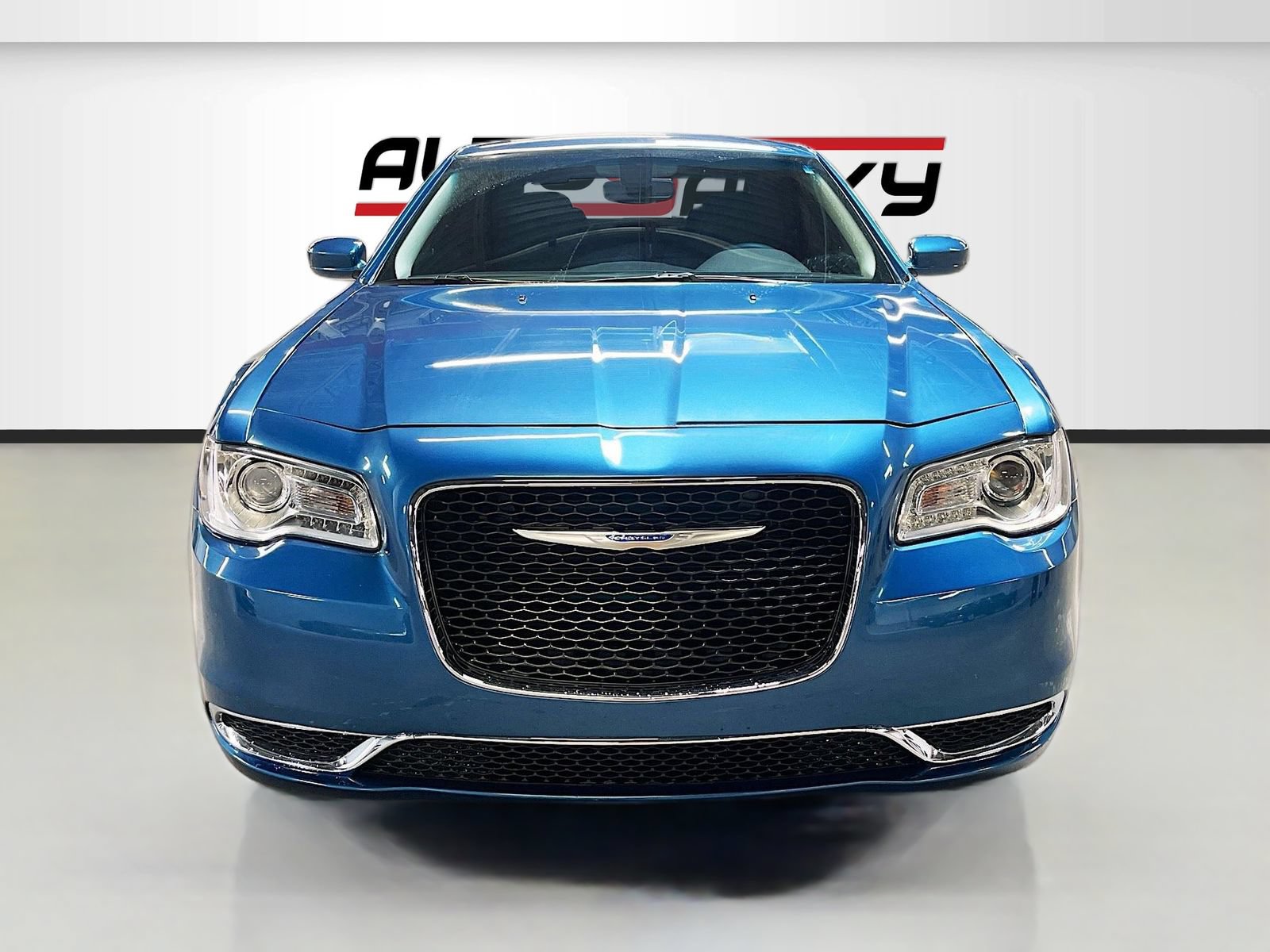 Used 2023 Chrysler 300 Touring RWD image 2