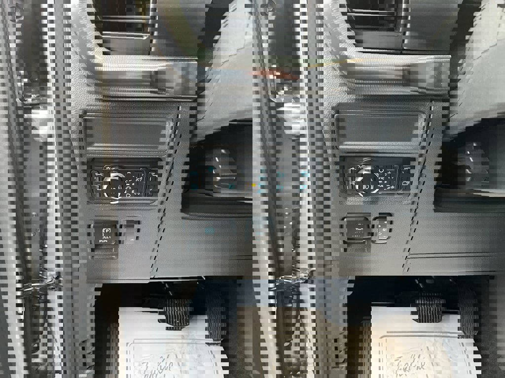 New 2025 Ford F150 Lariat w/ Equipment Group 501A Mid image 12