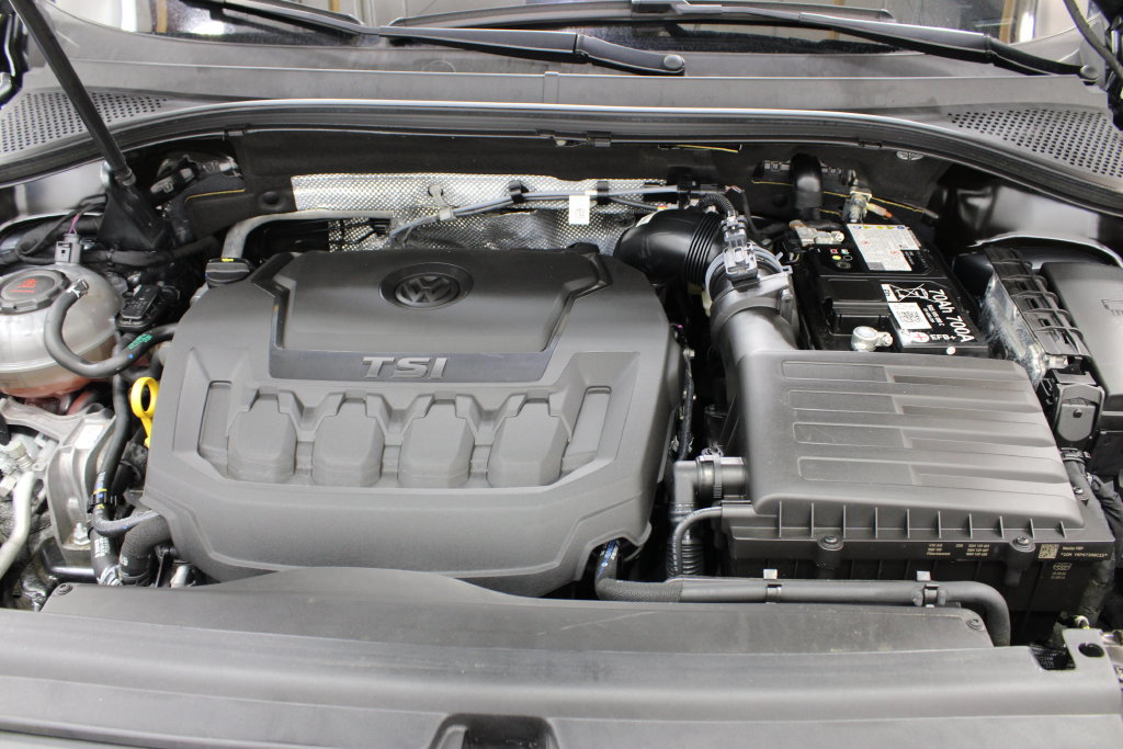 Used 2024 Volkswagen Tiguan SE w/ Panoramic Sunroof Package FWD image 32