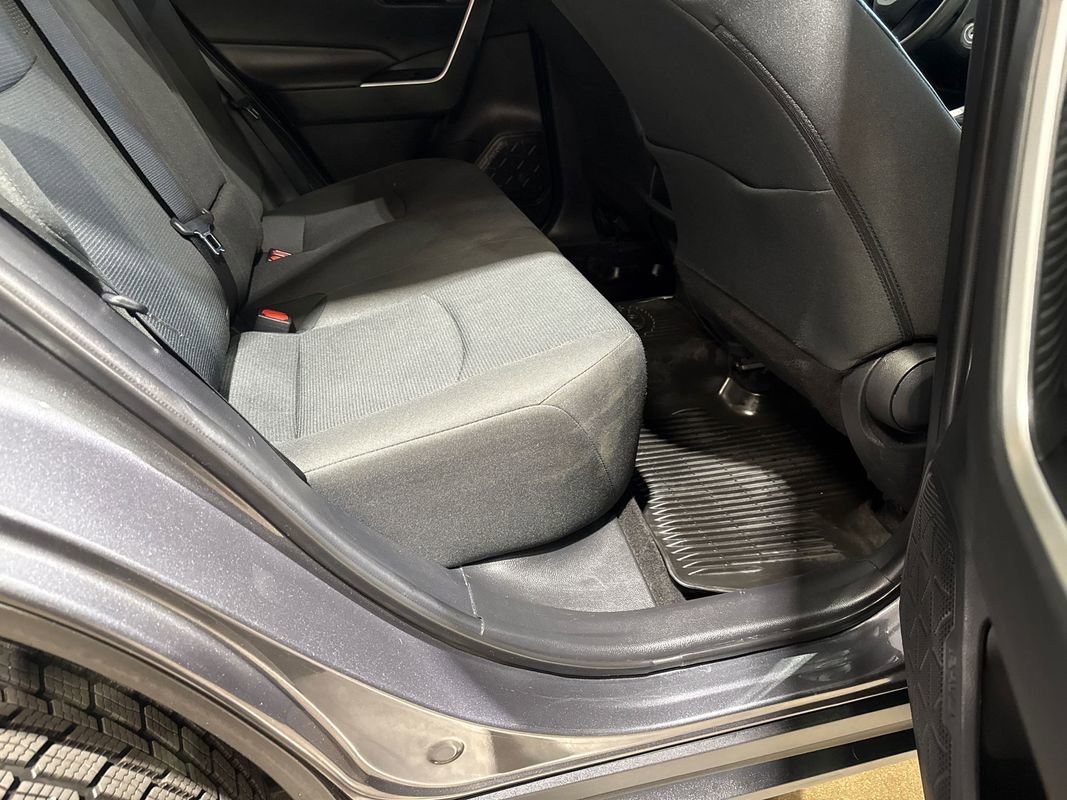 Used 2021 Toyota RAV4 LE AWD/4WD image 98