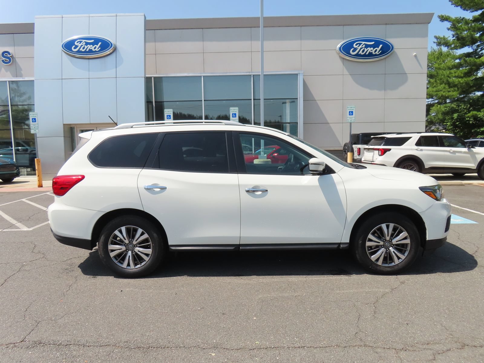 Used 2018 Nissan Pathfinder SV AWD/4WD image 4