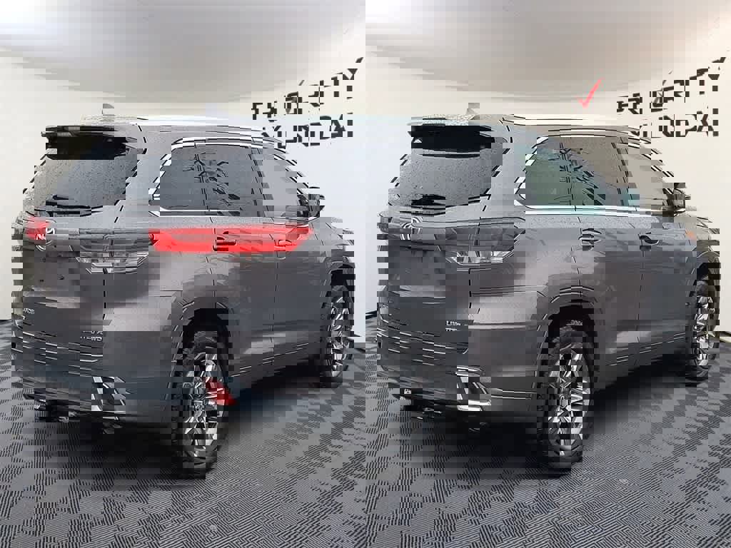 Used 2017 Toyota Highlander Limited Platinum image 4