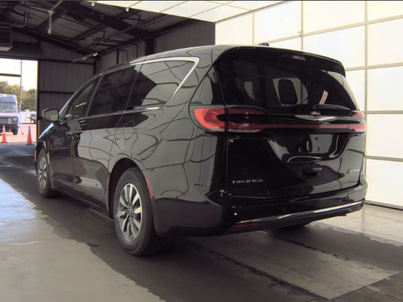 Used 2023 Chrysler Pacifica Touring-L FWD image 3