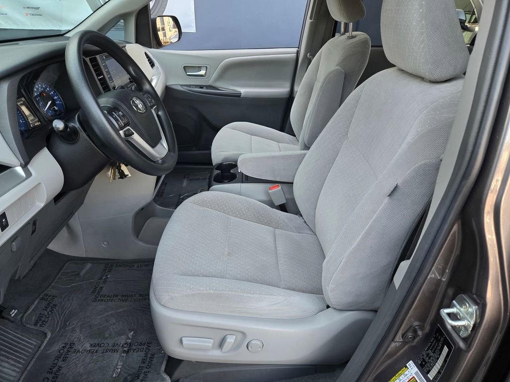 Used 2019 Toyota Sienna LE w/ Carpet Mat Package image 18