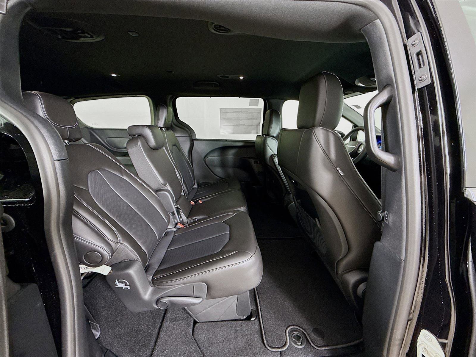 New 2026 Chrysler Pacifica Select image 30