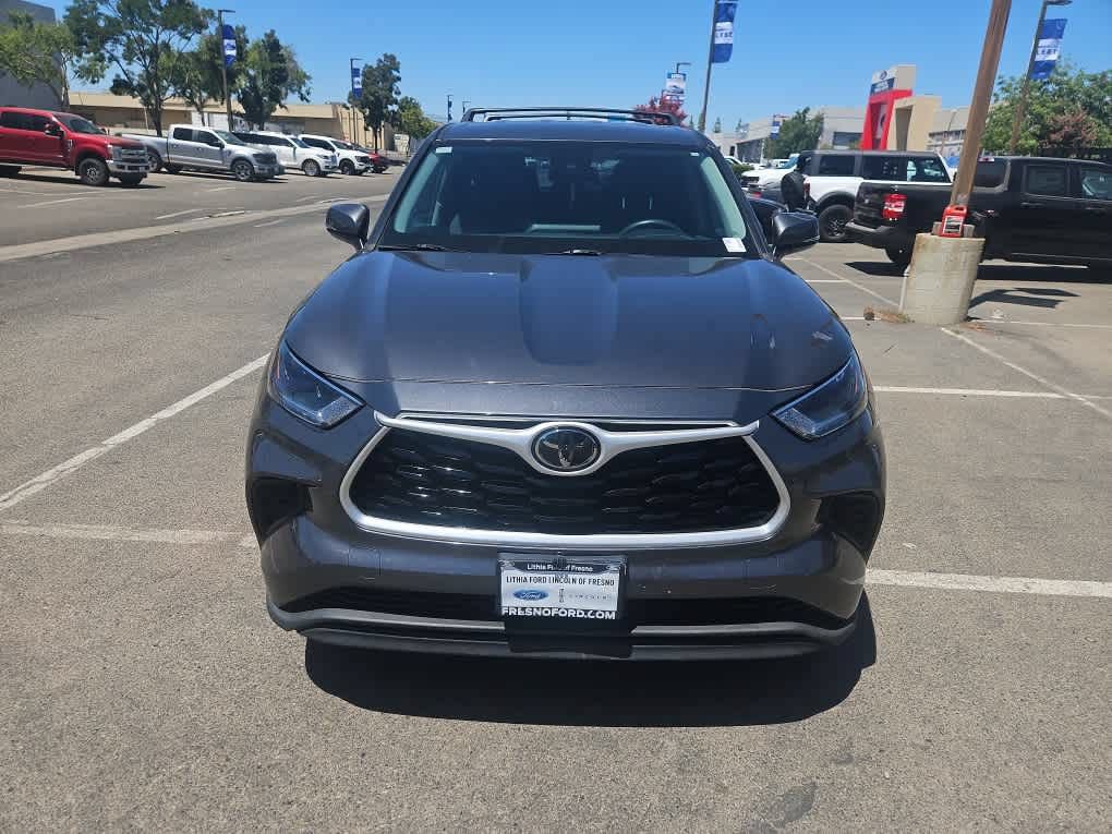 Used 2021 Toyota Highlander L FWD image 2