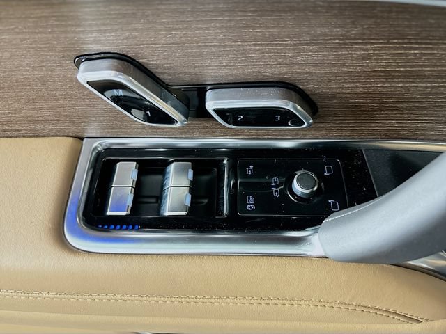 New 2026 Land Rover Range Rover Long Wheelbase SE AWD/4WD image 19