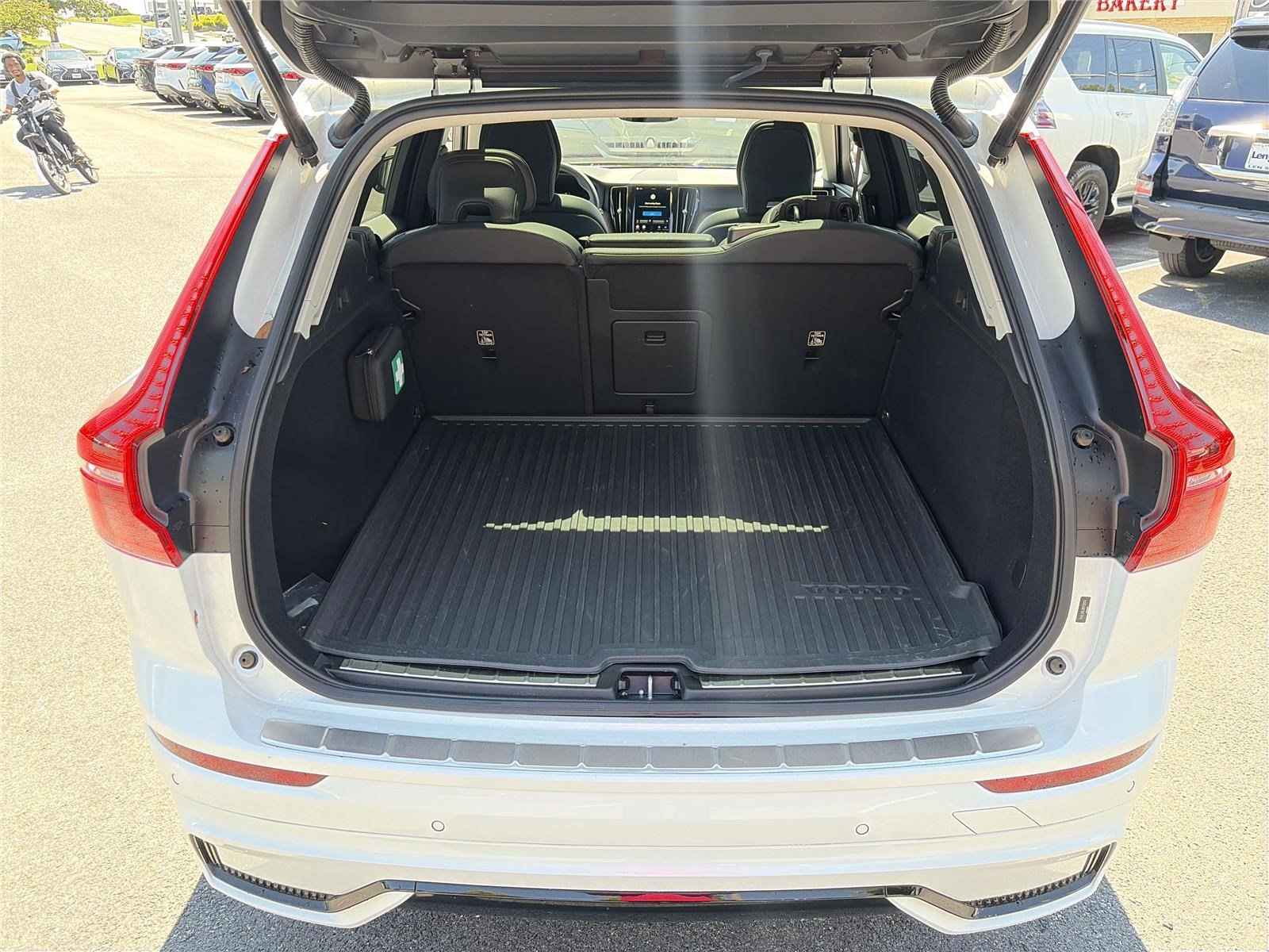 Used 2024 Volvo XC60 B5 Plus w/ Protection Package Premier AWD/4WD image 13