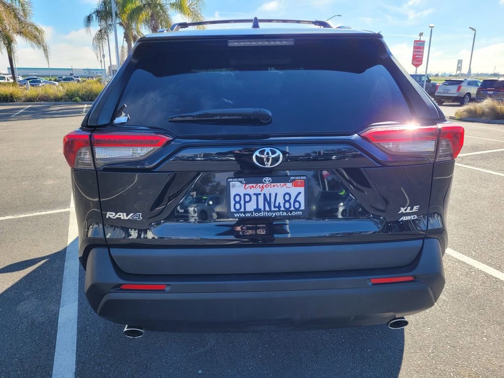 Used 2020 Toyota RAV4 XLE Premium image 5