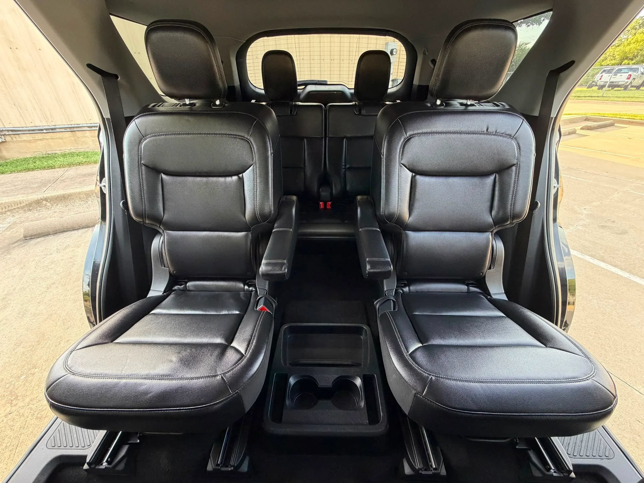 Used 2020 Ford Explorer XLT w/ Equipment Group 202A AWD/4WD image 32