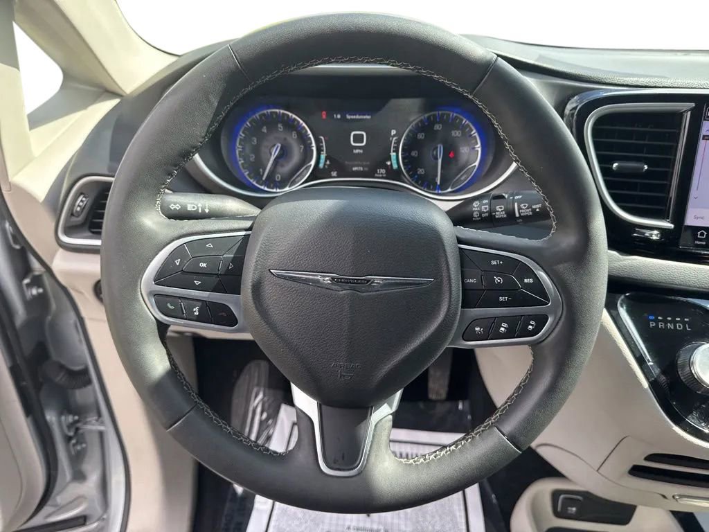 Used 2023 Chrysler Pacifica Touring-L image 28