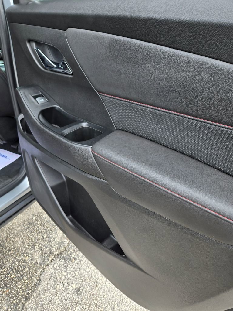 Used 2023 Chevrolet Traverse RS image 13