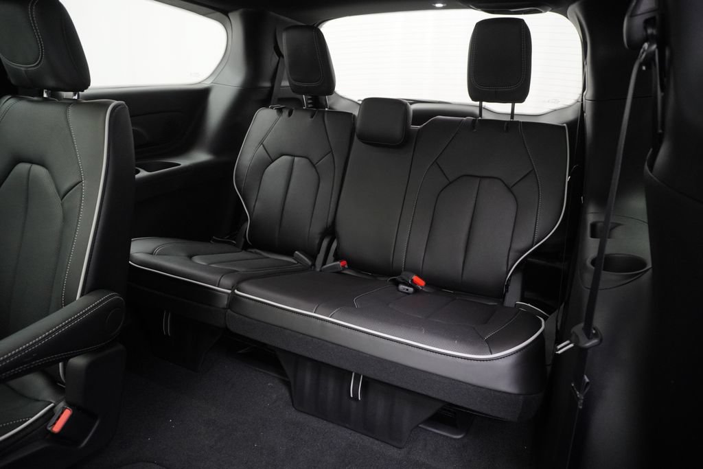 New 2027 Chrysler Pacifica Limited AWD/4WD image 19