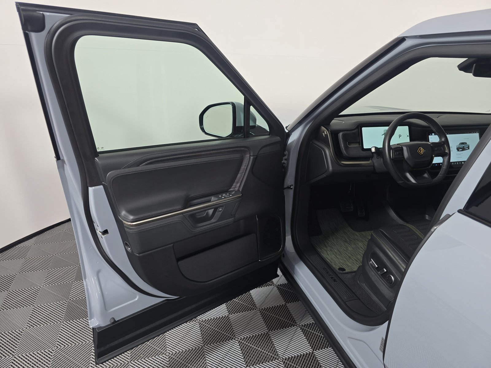 Used 2025 Rivian R1T Adventure Dual AWD/4WD image 16