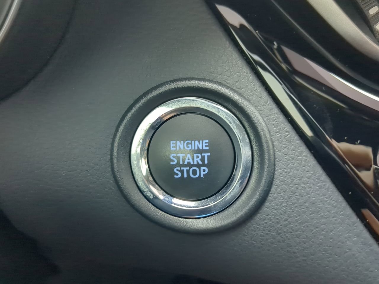 Used 2020 Toyota C-HR XLE FWD image 24
