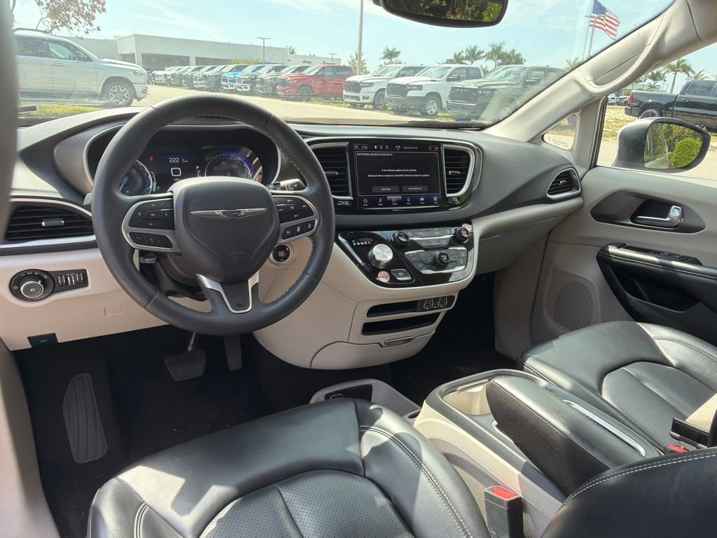 Used 2023 Chrysler Pacifica Touring-L FWD image 5