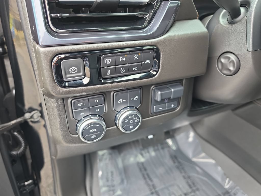 Certified 2025 GMC Yukon AT4 w/ AT4 Premium Plus Package AWD/4WD image 21