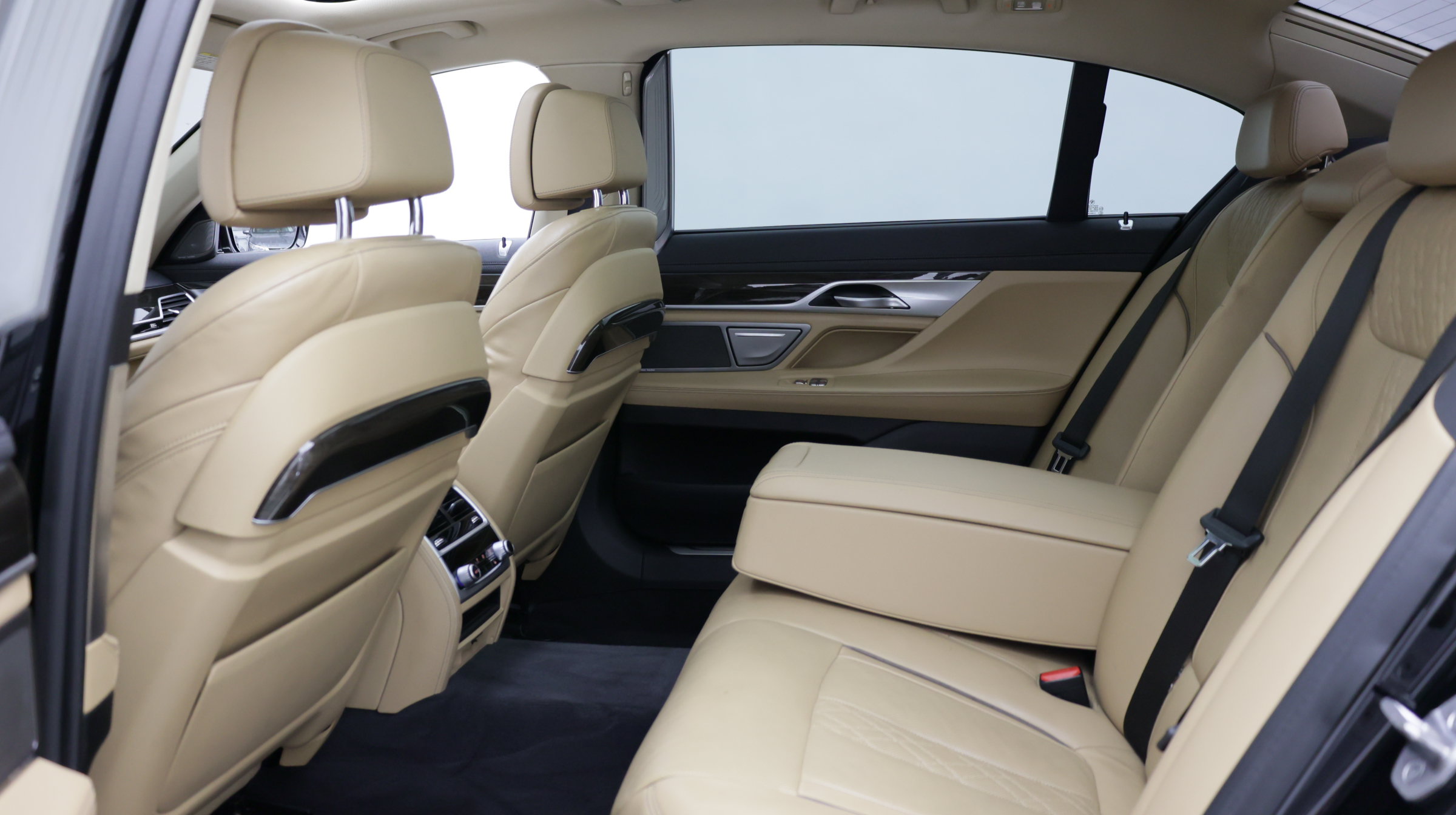 Used 2022 BMW 740i w/ Premium Package RWD image 30