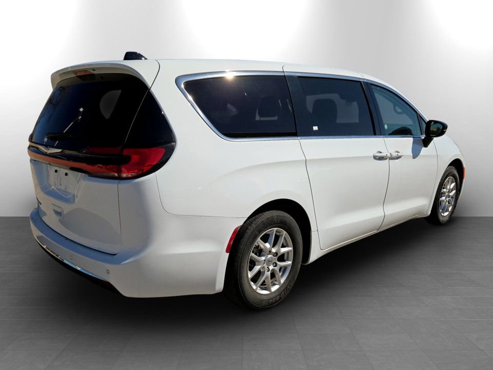 Used 2024 Chrysler Pacifica Touring-L image 7