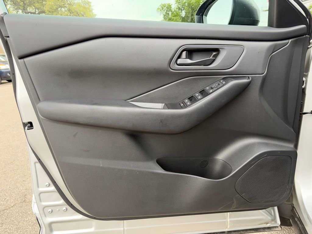 Used 2025 Nissan Rogue S image 20
