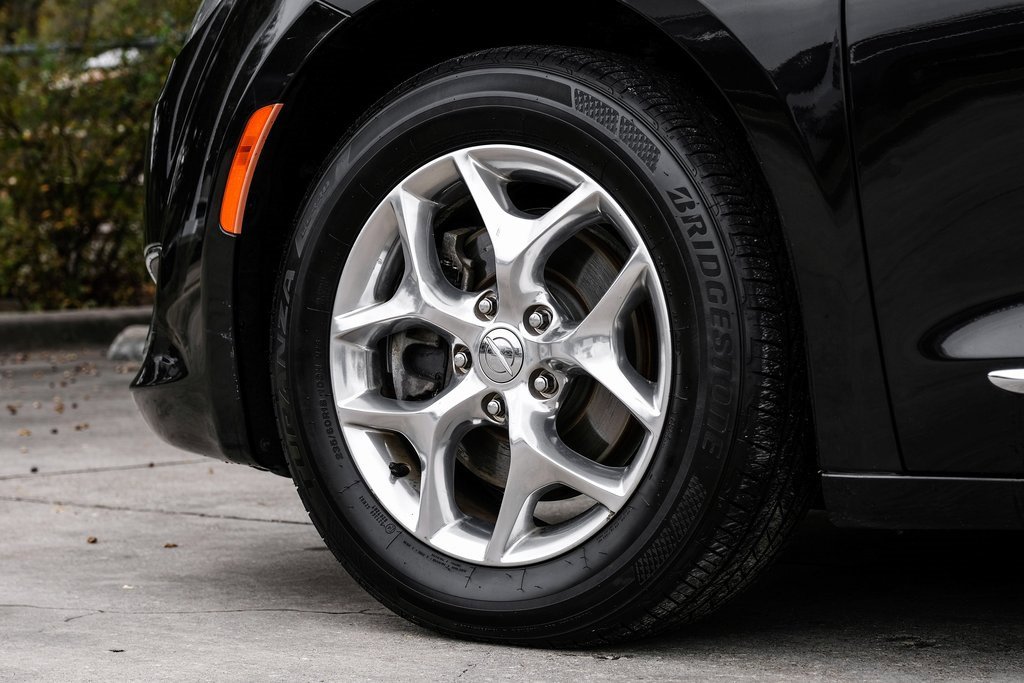 Used 2018 Chrysler Pacifica Limited image 69