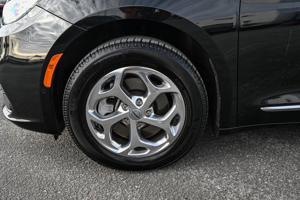 Used 2021 Chrysler Pacifica Limited w/ Uconnect Theater Family Group image 12