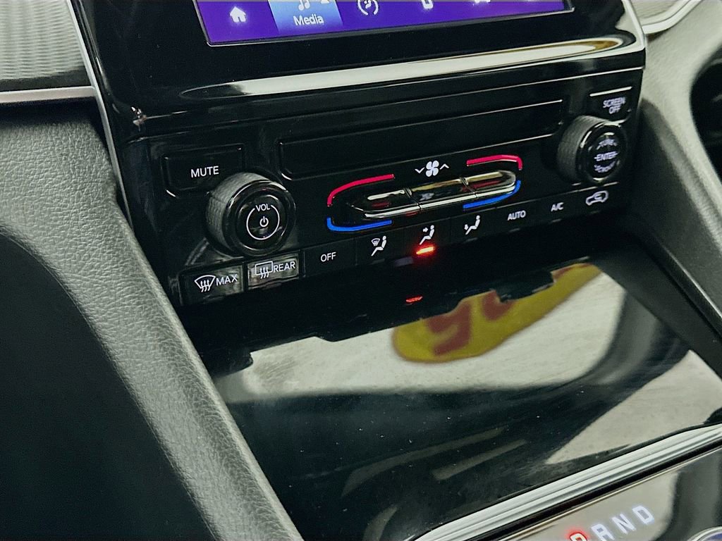 Certified 2025 Jeep Grand Cherokee L Laredo w/ Trailer Tow Package image 21