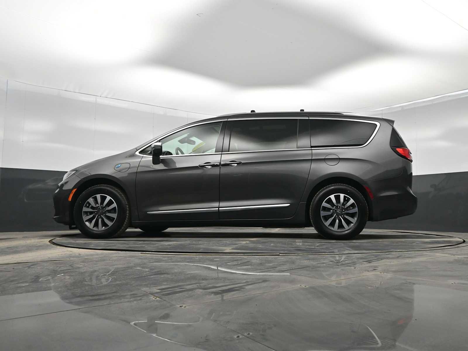 Used 2021 Chrysler Pacifica Limited w/ Uconnect Theater Family Group image 33