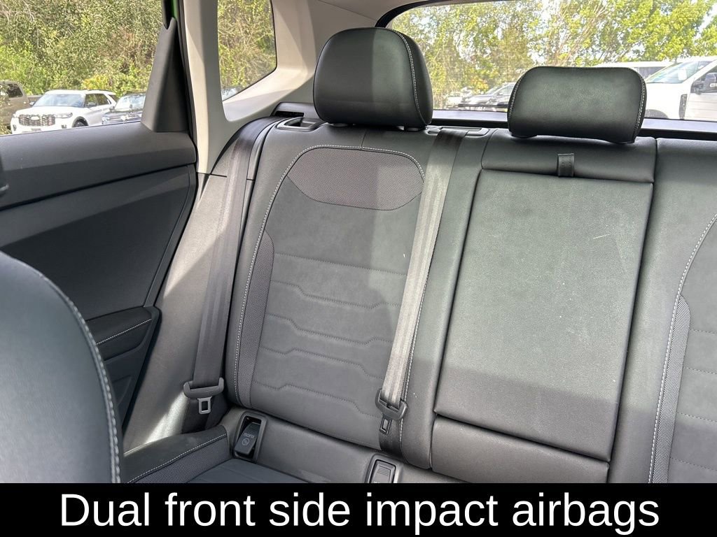 Certified 2025 Volkswagen Taos SE image 12