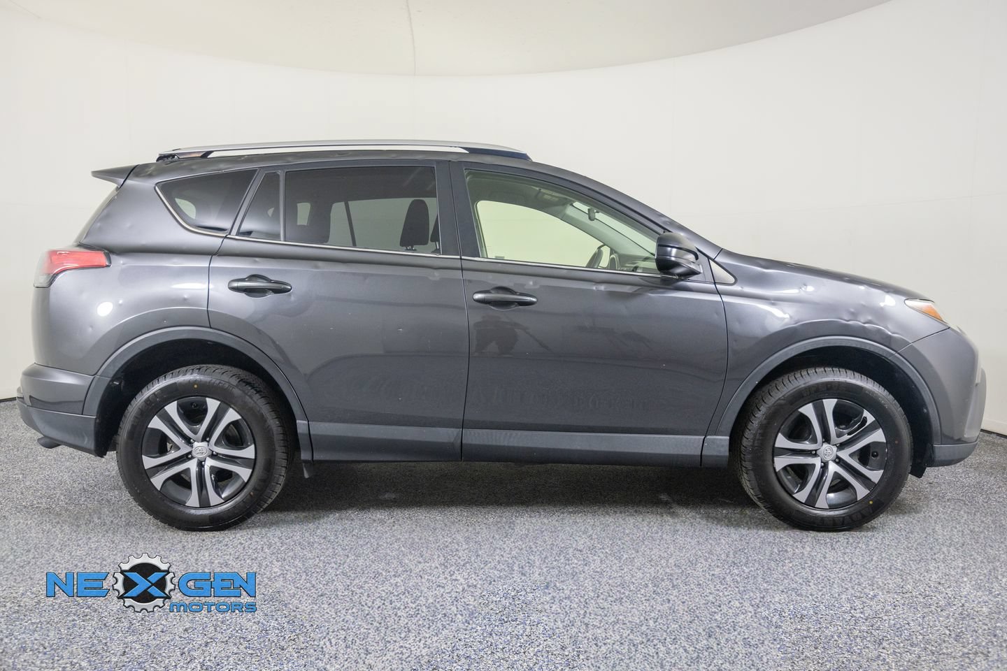 Used 2016 Toyota RAV4 LE FWD image 9