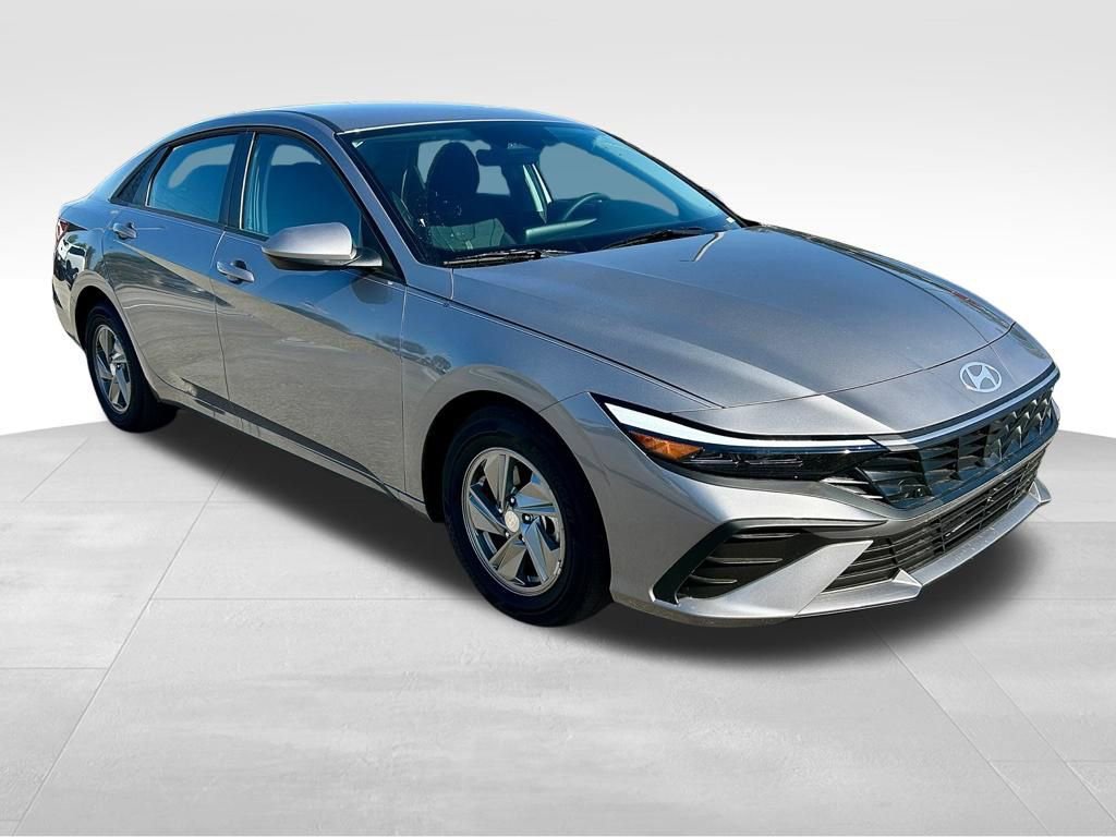 Used 2025 Hyundai Elantra SE image 3
