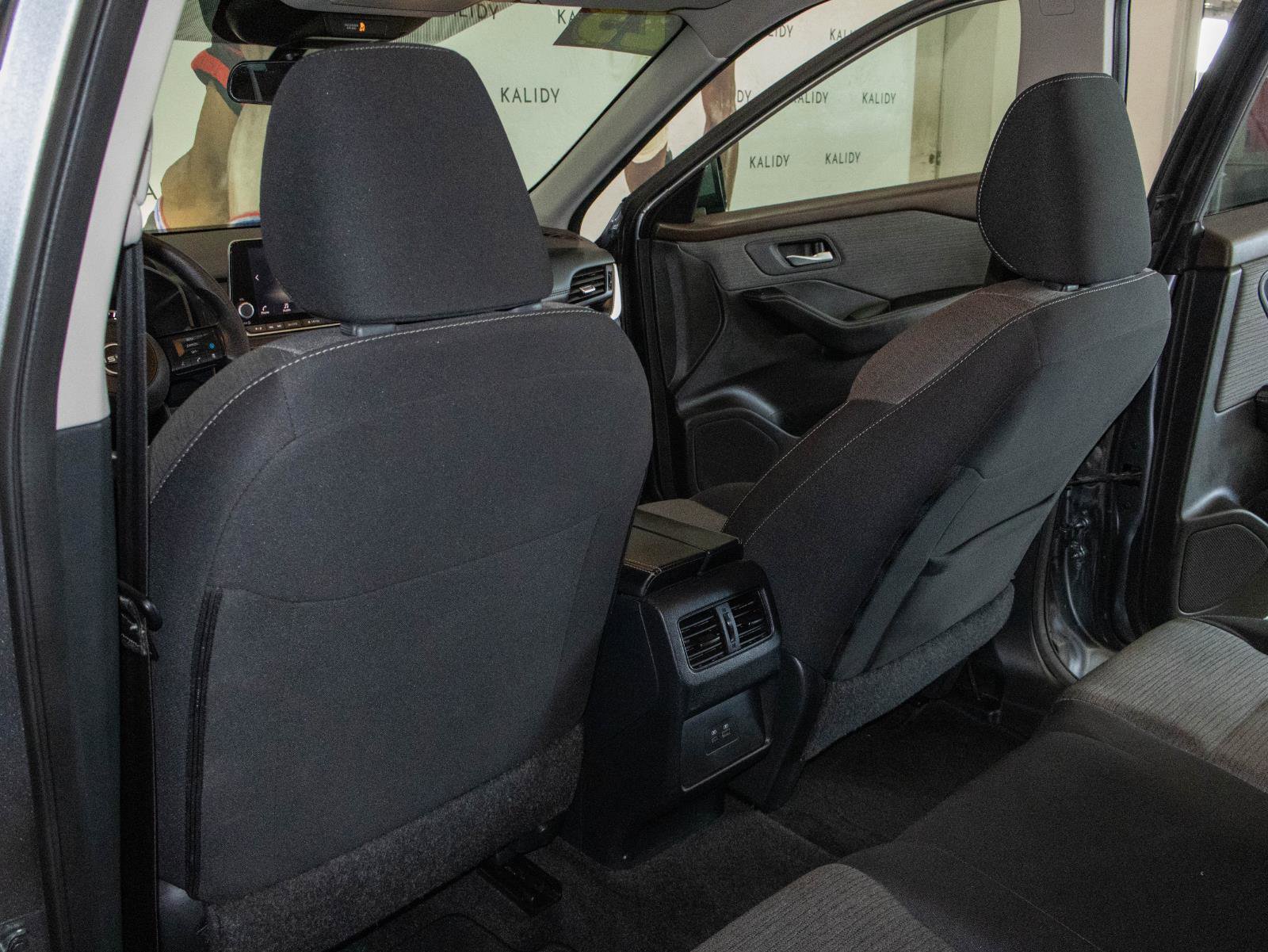 Used 2023 Nissan Rogue SV image 9