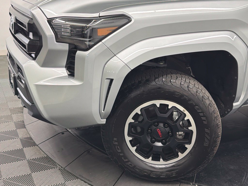 Certified 2025 Toyota Tacoma SR5 AWD/4WD image 5