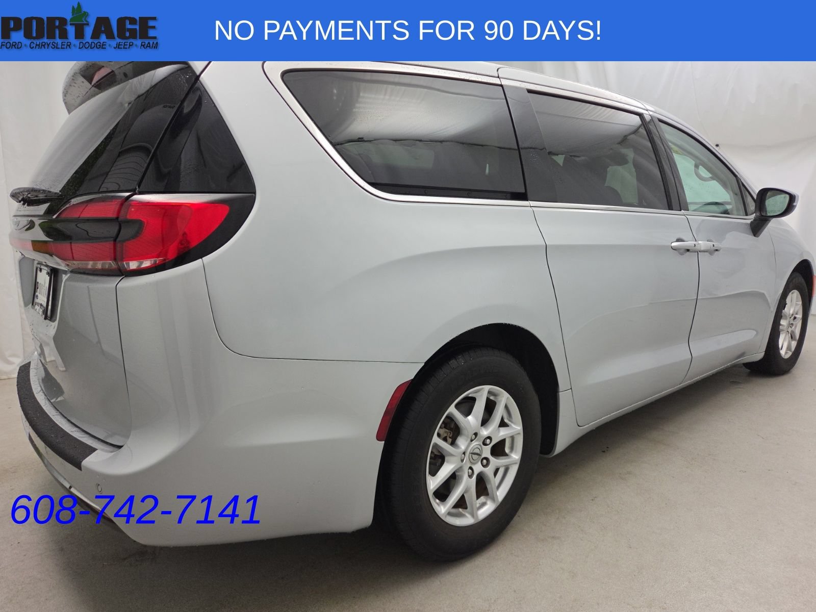 Used 2023 Chrysler Pacifica Touring-L FWD image 6