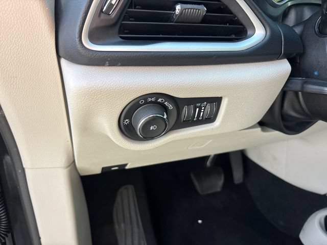 Used 2023 Chrysler Pacifica Touring-L FWD image 17