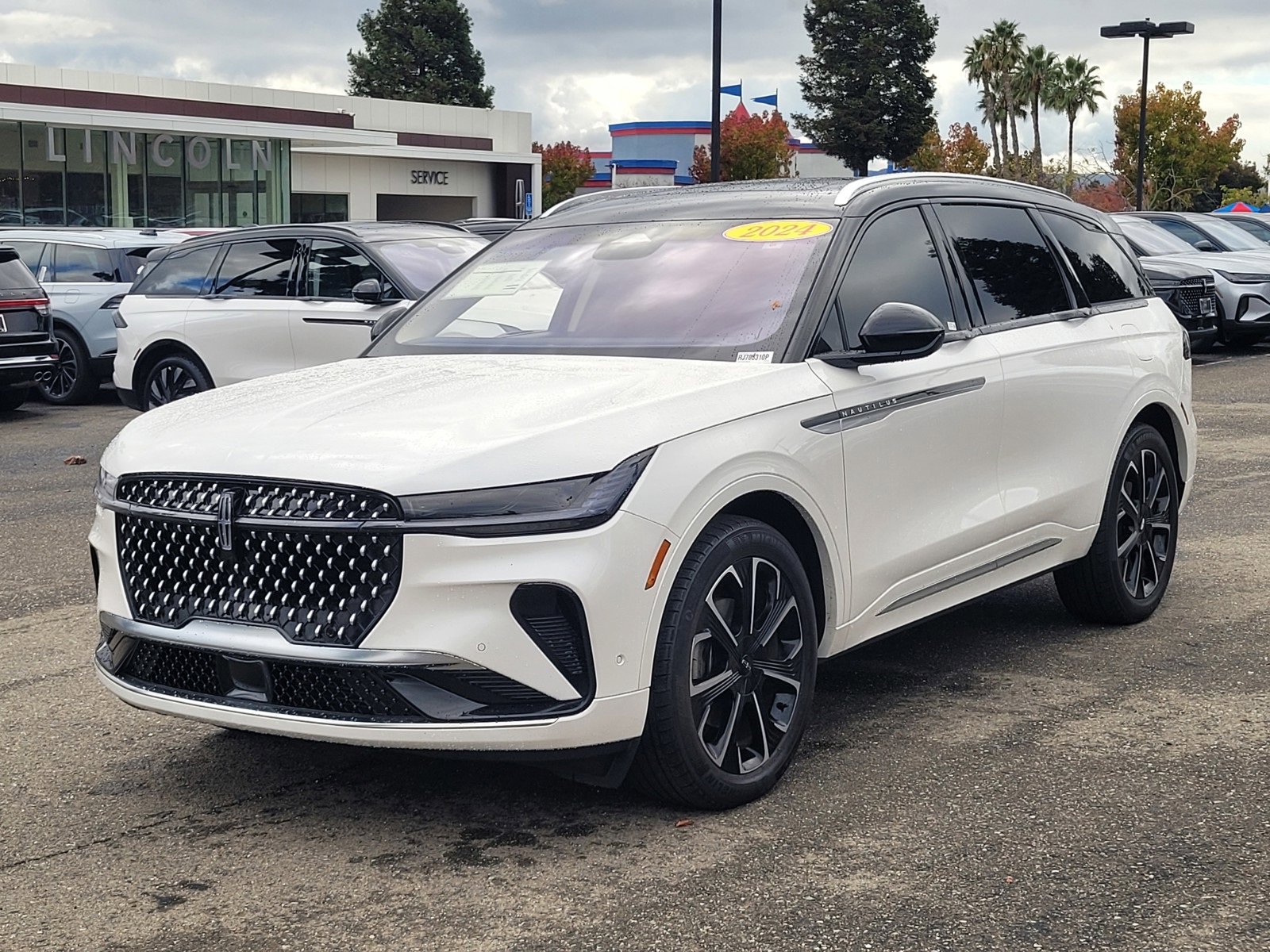 Certified 2024 Lincoln Nautilus Reserve w/ Equipment Group 202A image 8