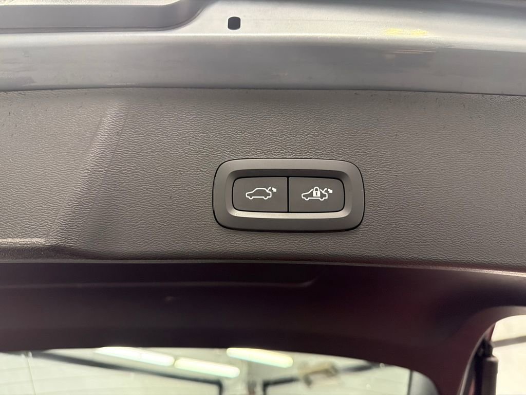 Used 2023 Volvo XC40 B5 Core image 21