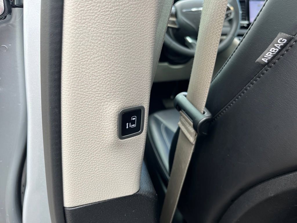 Used 2024 Chrysler Pacifica Touring-L image 34