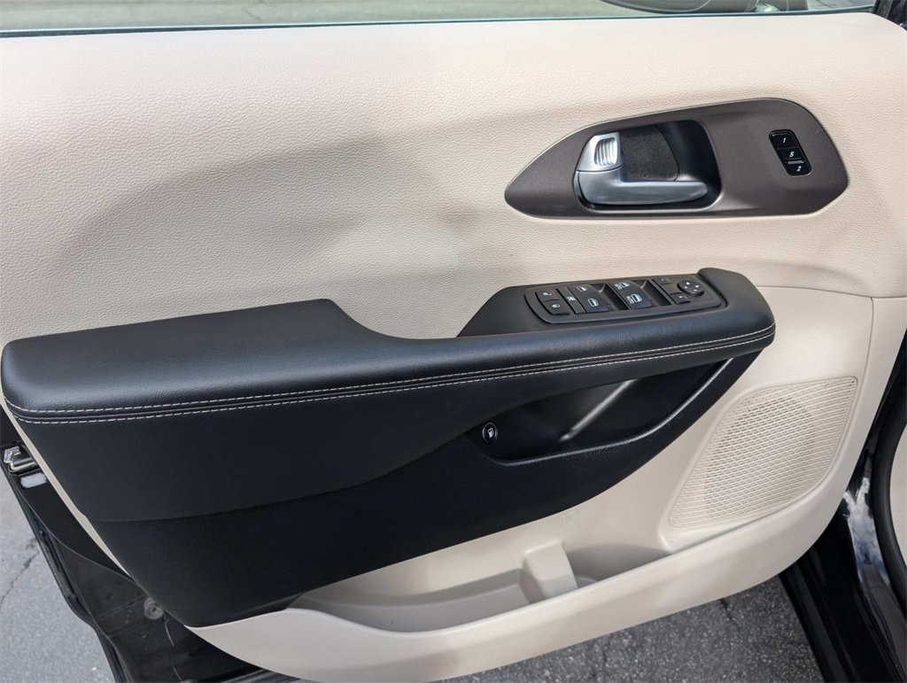 Used 2024 Chrysler Pacifica Select image 22