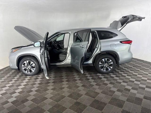 Used 2020 Toyota Highlander XLE w/ Protection Package #3 AWD/4WD image 11