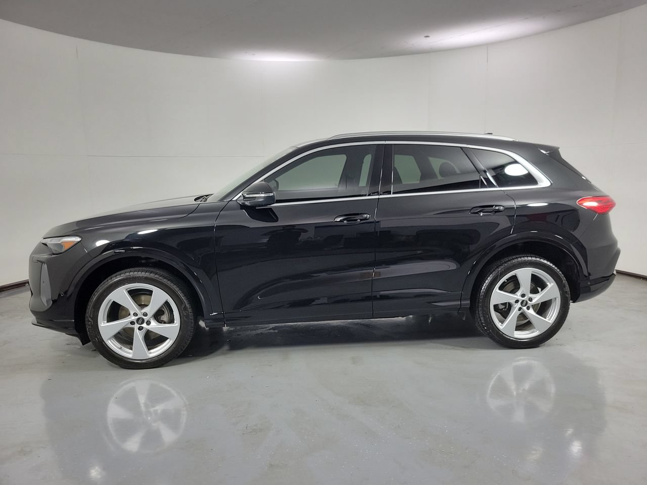 Used 2025 Audi Q5 Premium Plus w/ Premium Plus AWD/4WD image 2