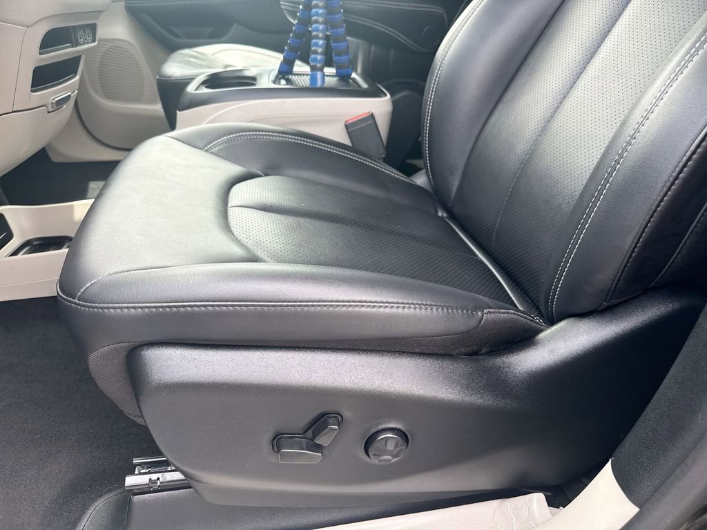 Used 2024 Chrysler Pacifica Touring-L FWD image 11