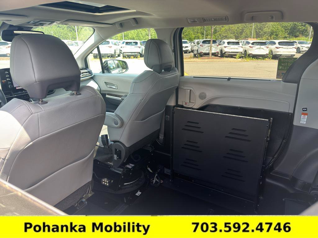Used 2024 Toyota Sienna XLE FWD image 26