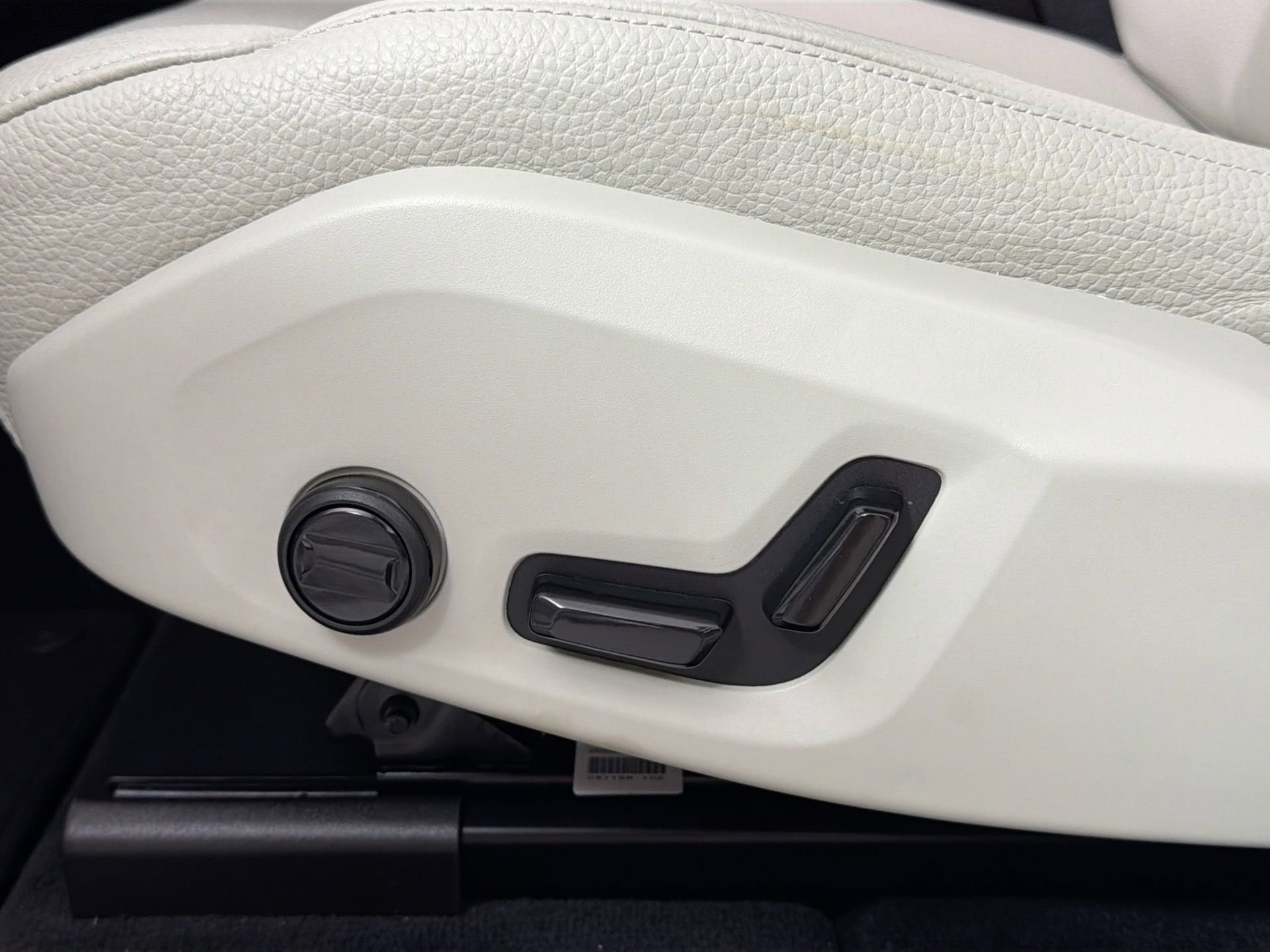 Certified 2023 Volvo XC60 B5 Plus w/ Protection Package Premier FWD image 20